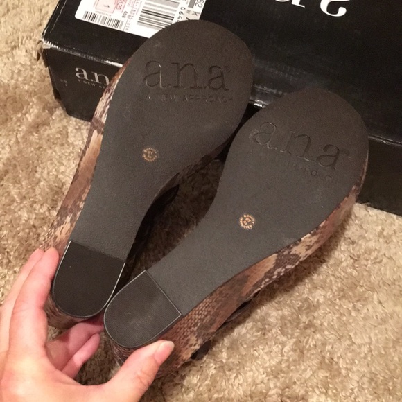 NWT A.N.A. Jillian brown snakeskin sandal heel 6.5 - Picture 7 of 9
